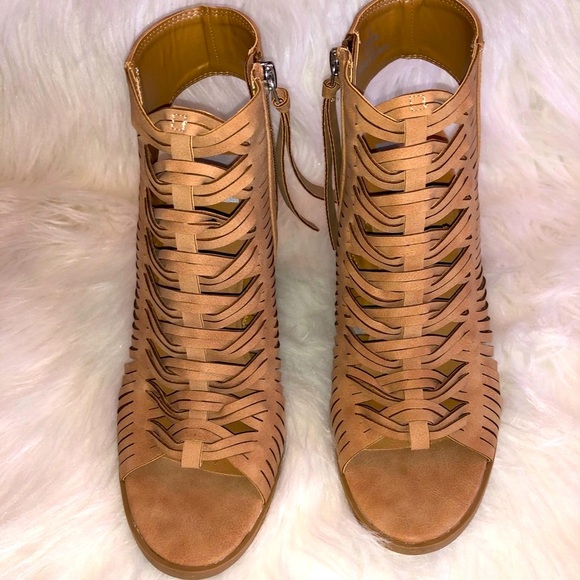 NWOT tan block heel sandals - Picture 3 of 4